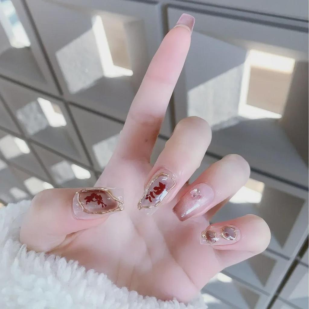 Ногти в виде опавших цветов: Чистый нейл-арт ручной работы с золотыми шелковыми листьями и эффектом кошачьего глаза для более белых и длинных рук