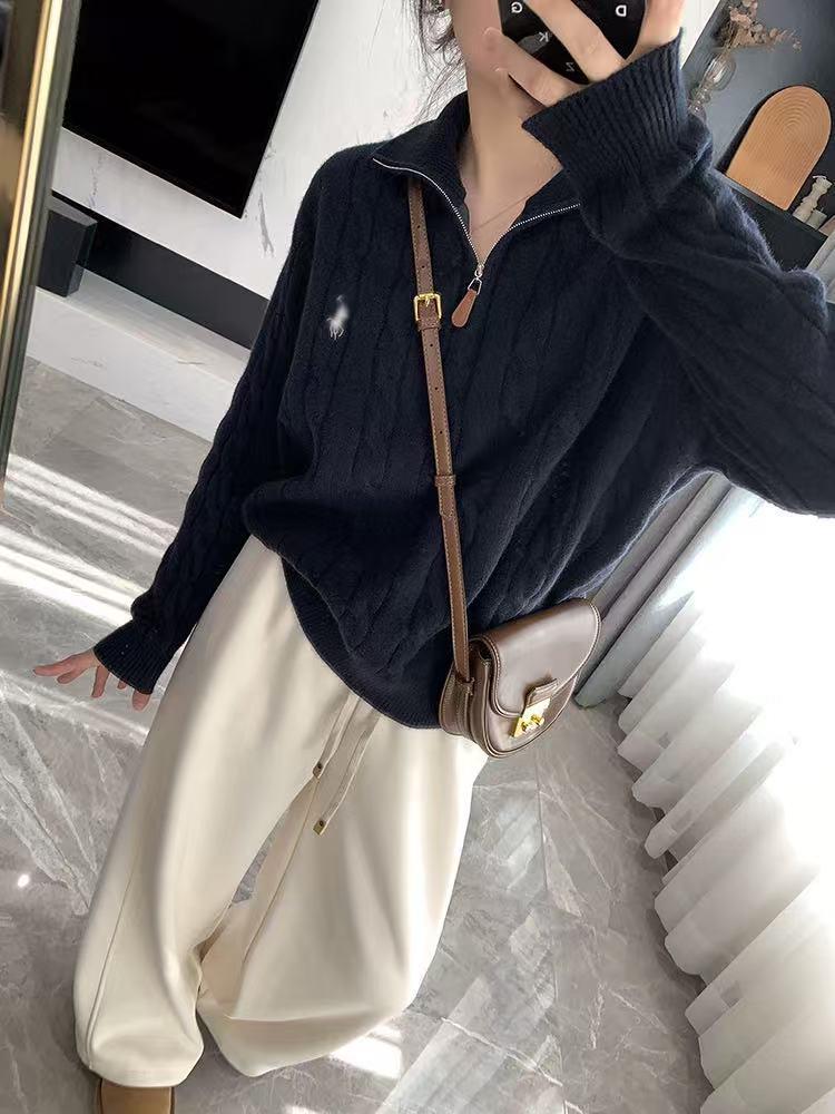 Свитер в корейском стиле с вышивкой пони и полувысоким воротником - Коллекция Осень/Зима 2025