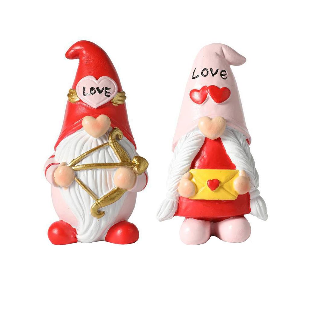 Пара гномов украшает дом статуэткой из смолы ко Дню святого Валентина