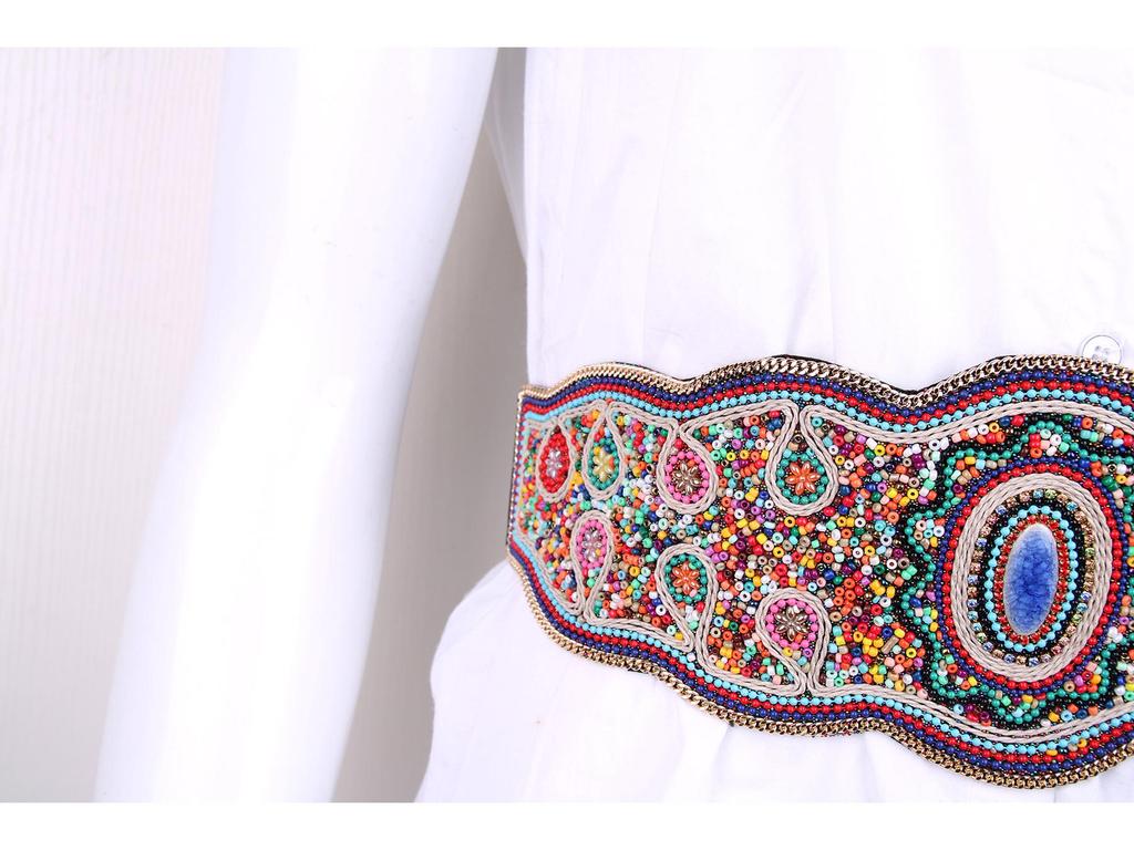 Эластичный пояс ручной работы в стиле бохо с отделкой из бисера и ракушками