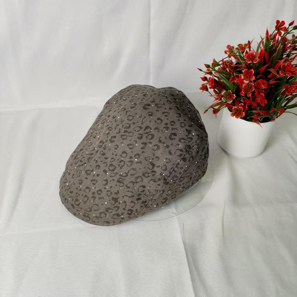 Gypsy leopard print forward hat female retro versatile showing a small face wearing a beret big head circumference painter hat