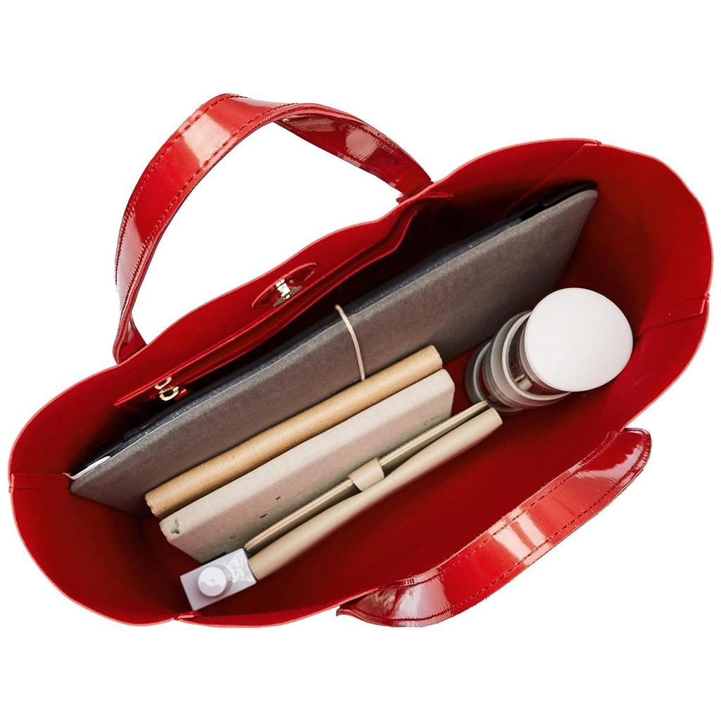 Инструкция по уходу за женской сумочкой: Протрите чистой сухой тканью, чтобы удалить пыль