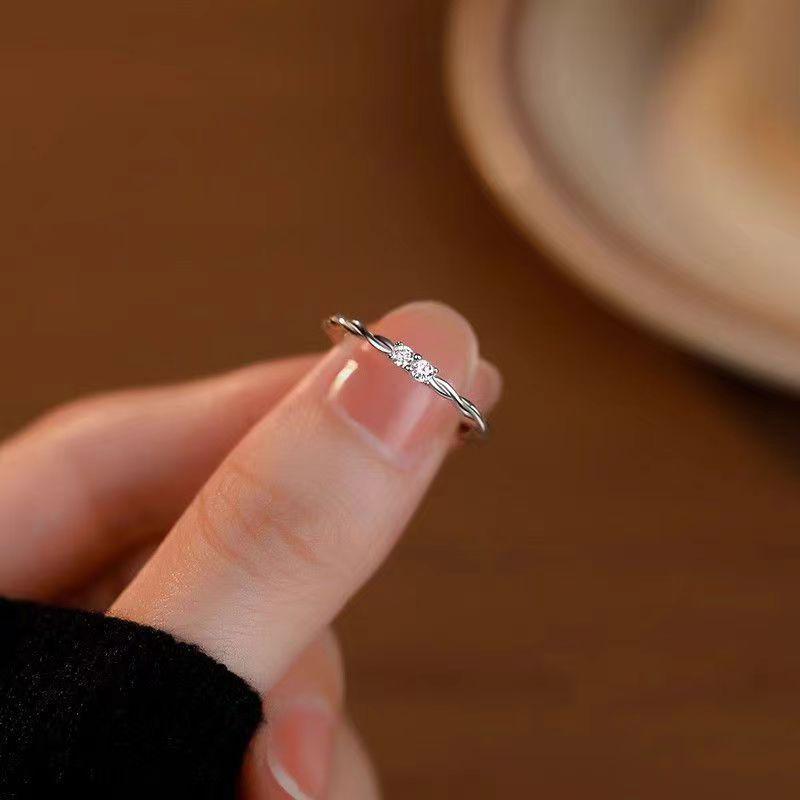 Кольцо с двойным витым бриллиантом из серебра 925 пробы для женщин - элегантный и минималистичный стиль