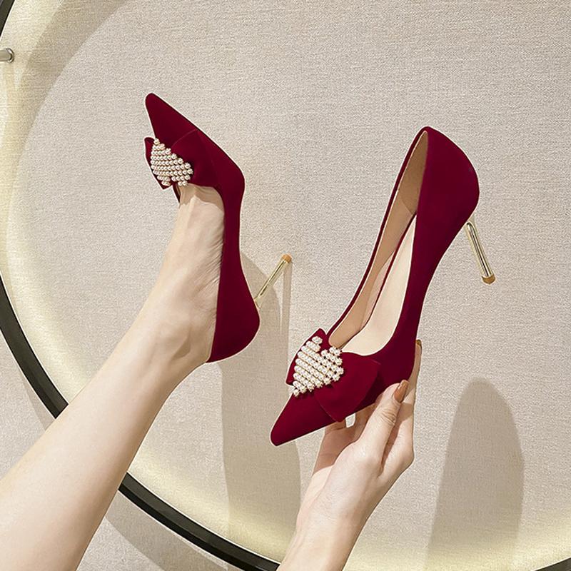 Дизайнерские атласные туфли-лодочки с жемчугом и сердцем, женские туфли на высоком каблуке-шпильке, сексуальные вечерние платья с острым носком, белые свадебные туфли для невесты