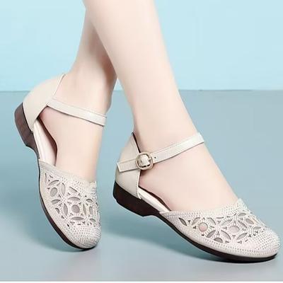 Женские сандалии 2025 новые модные универсальные удобные полые на плоской подошве нескользящие для среднего возраста нишевые с закрытым носком