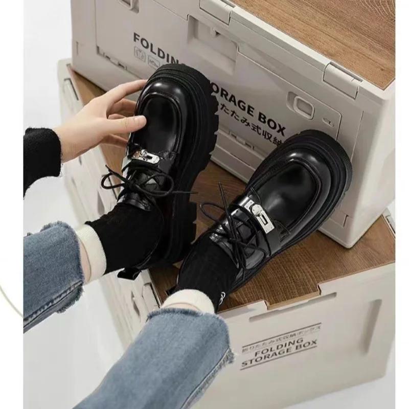 Модные женские туфли из лакированной кожи 2024 года в британском стиле с замком-защелкой, черные мокасины на платформе, толстая подошва, нескользящие мокасины, модные туфли на низком каблуке