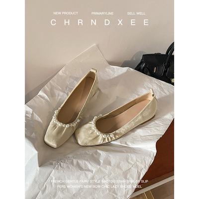 Версия из овчины~ Французский квадратный носок жемчужная плоская подошва с неглубоким вырезом женские туфли 2025 новая мягкая подошва удобный низкий каблук бабушкины туфли