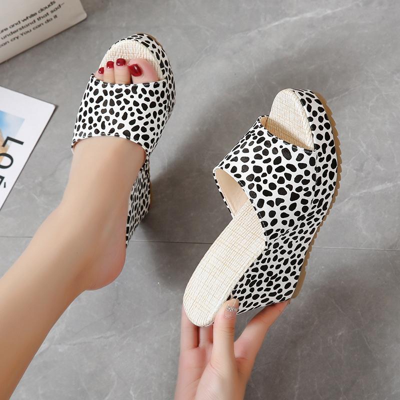 Модные тапочки Женские босоножки на каблуке Женская обувь Каблуки Платформа Одно слово Тапочки Дизайнерские замшевые на танкетке Большие размеры Водонепроницаемые Летние Новые