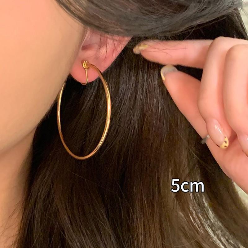 Винтажные красные серьги-кольца в гонконгском стиле: Элегантный женский аксессуар на осень/зиму