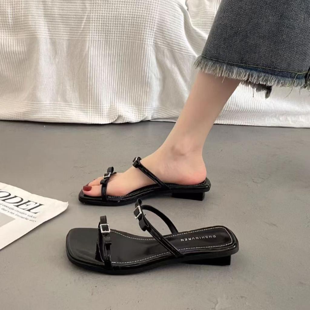 Лето 2025 новый популярный французский красивый темперамент крутые тапочки женские высококлассные для улицы модные серебристые сандалии на плоской подошве