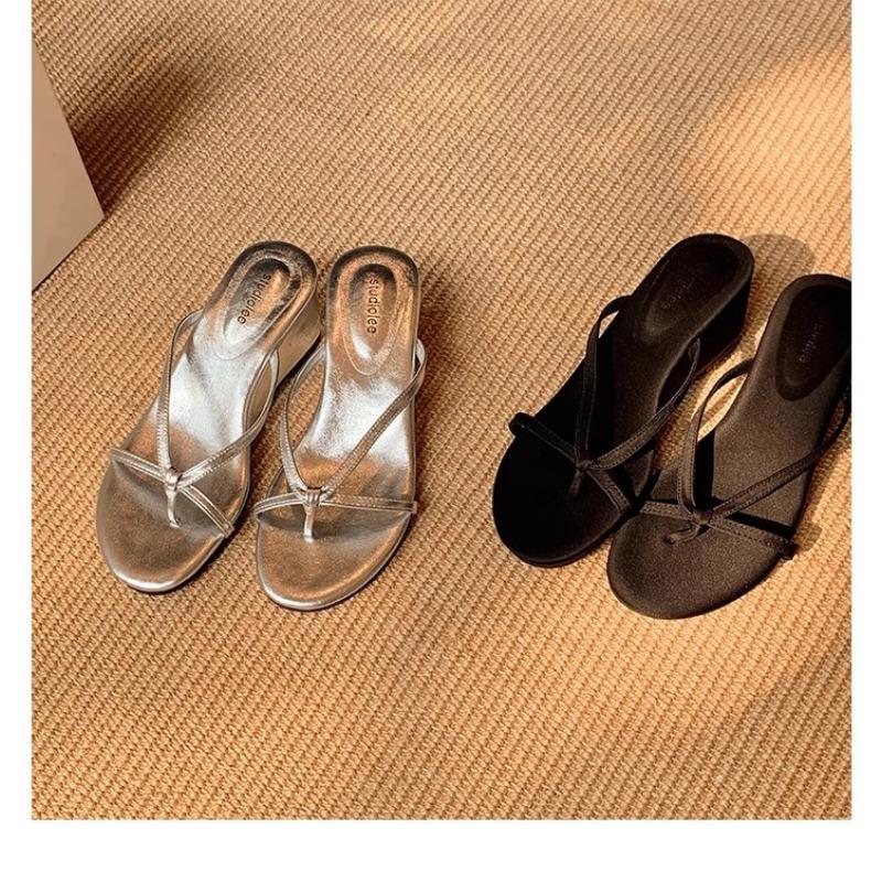 Туфли на высоком каблуке с тонкими ремешками и шлепанцы для женщин