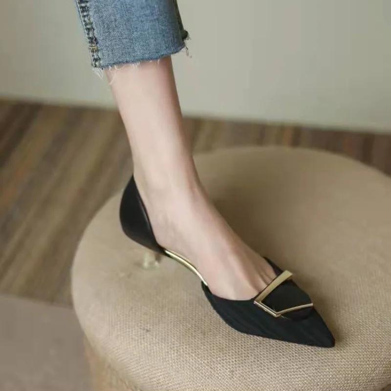 Модная металлическая отделка Острый носок Офисные Абрикосовые Женские туфли Женская обувь на среднем каблуке Шпилька Роскошная кожа Повседневная A E L
