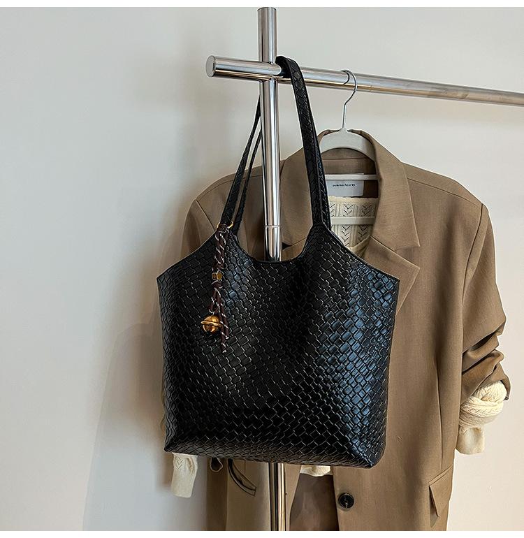 Женская плечевая сумка большой вместимости 2025 зима новая универсальная сумка для поездок на работу, сумка под мышкой, популярная сумка-тоут тренд этого года