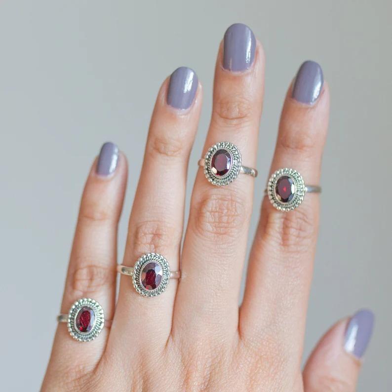 Кольцо ручной работы с драгоценным камнем овальной огранки с красным гранатом, богемное кольцо, штабелируемое кольцо, подарки для мамы, серебряное кольцо, кольцо с камнем