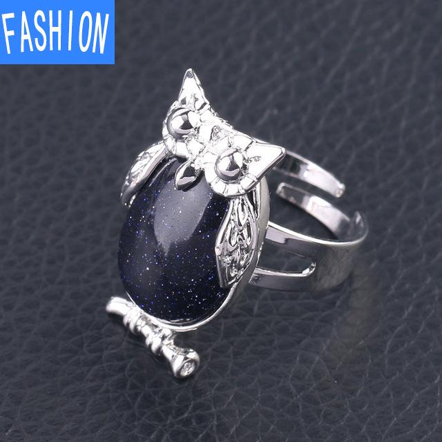 Металлическое регулируемое кольцо с выпуклым натуральным кристаллом в виде совы