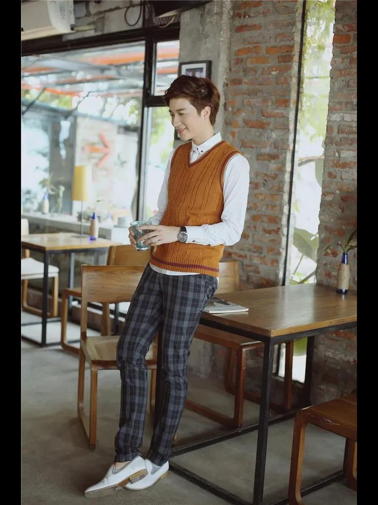 Мужской тонкий трикотажный шерстяной жилет с V-образным вырезом - модный корейский свитер без рукавов