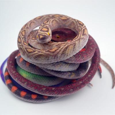 Высокореалистичные модели змей из мягкой резины: Питон, Королевская кобра, Гремучая змея и Красная змея.