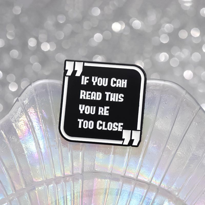 И Черная Современная Белая Эмалевая Брошь-Пин с Мультяшным Дизайном Идеально Подходит для Повседневной Носки Унисекс