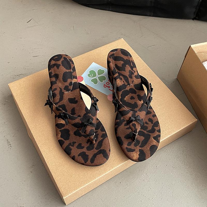 Маленький человек увеличивает высоту склона каблук зажимает ногу шлепанцы туфли женская обувь новые летние однотонные босоножки сандалии с носками