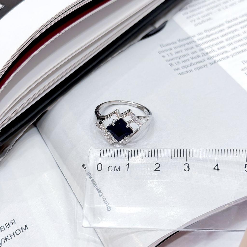 Серебряное кольцо с натуральным сапфиром 2.13ct, фианитами, вес изделия 3,22 гр (2162612)