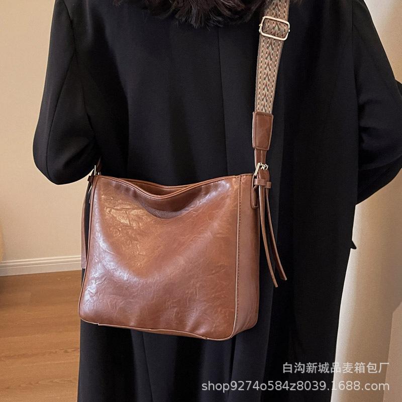 Retro Wide Shoulder Strap Small Bag Women's 2025 New Trendy Simple Temperament Shoulder Bag Popular Messenger Bucket Bag