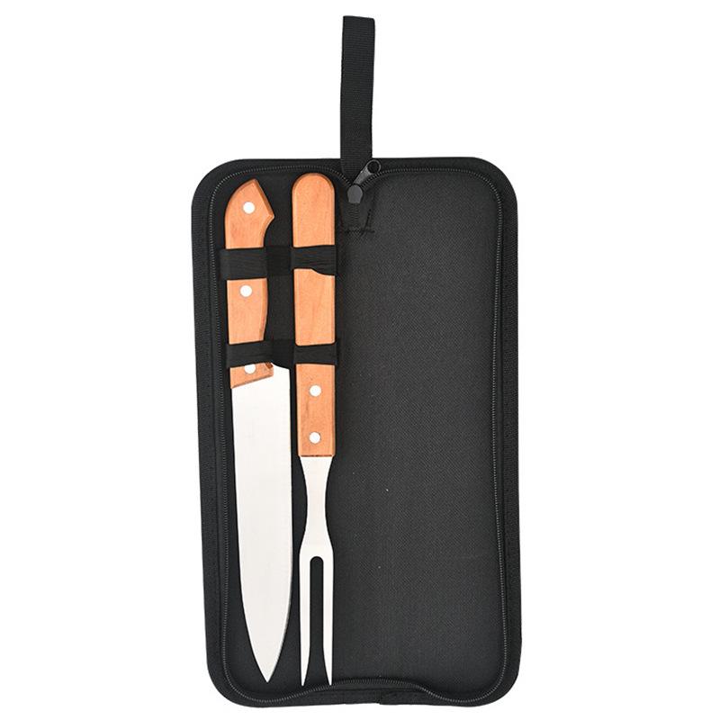 Набор инструментов для барбекю на открытом воздухе: Инструменты для приготовления барбекю на древесном угле: кухонный нож с деревянной ручкой, лопатка, вилка и щипцы.