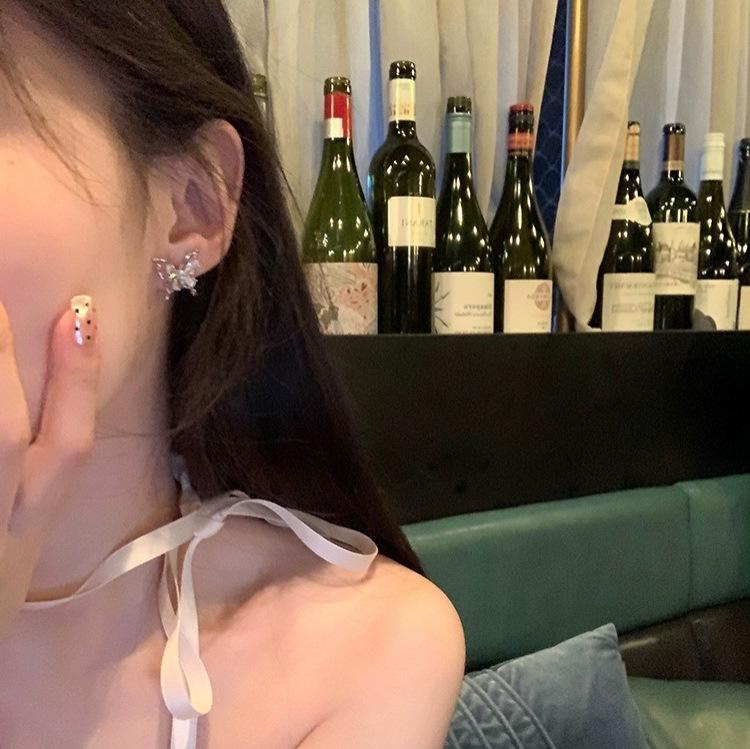 Exquisite and small butterfly pearl earrings light luxury niche stud earrings design sense high-end earrings women's stud earrings new