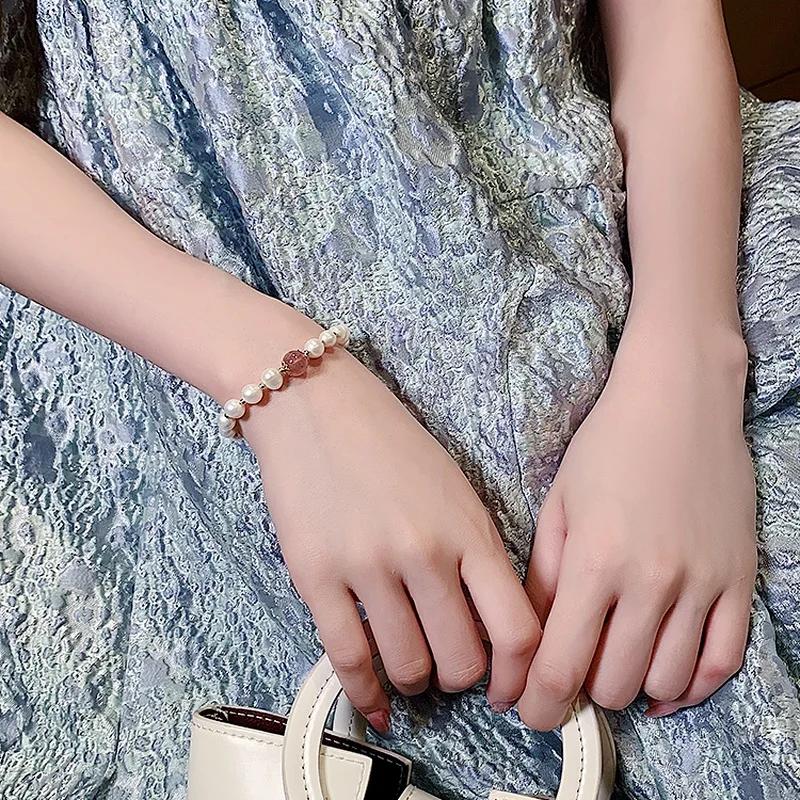 Простой женский браслет с клубничным кристаллом и натуральным жемчугом