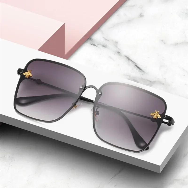 Fashion Gold Bee Square Sunglasses Women Retro Oversized Glasses Men Shades Metal Frame Ladies Sunglasses Zonnebril Dames