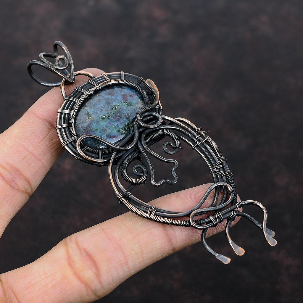 Кулон с рубином в кианите, обернутый медной проволокой, ювелирное изделие из драгоценного камня, кулон ручной работы, обернутый проволокой, медный кулон, подарок на помолвку, дизайнерский кулон