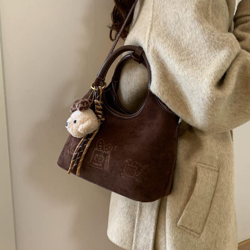 Ретро нишевая матовая сумка женская 2025 новая изысканная универсальная сумка-мессенджер модная супер огонь сумочка маленькая сумка