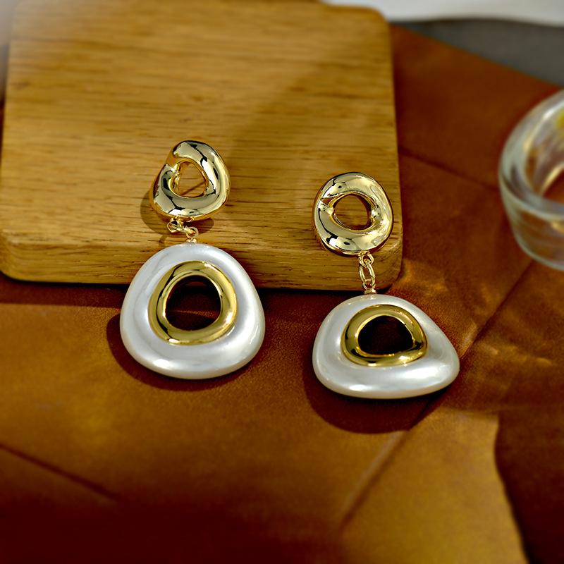Light Luxury and High-end White Geometric Earrings, Women's Earrings, Fashionable and Exquisite, Niche Earrings, French Design Sense