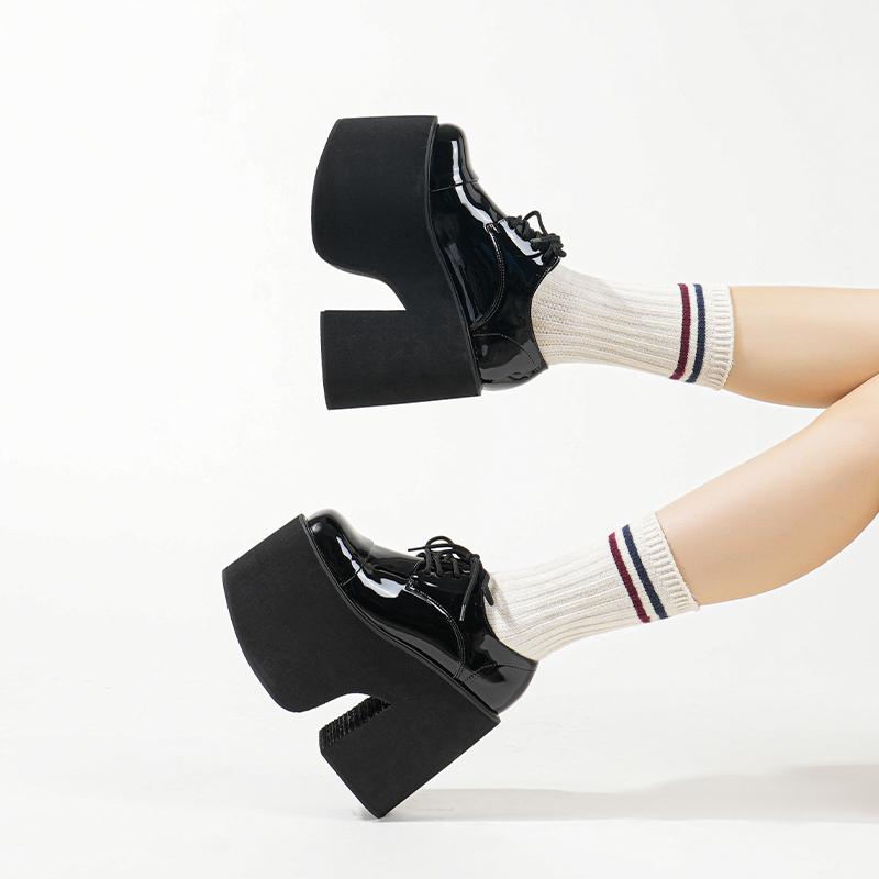 Новый стиль Толстый каблук Водонепроницаемая платформа Круглый носок Заклепки 13 см Высокий каблук Женские больших размеров Полые сандалии Большой размер 34-42