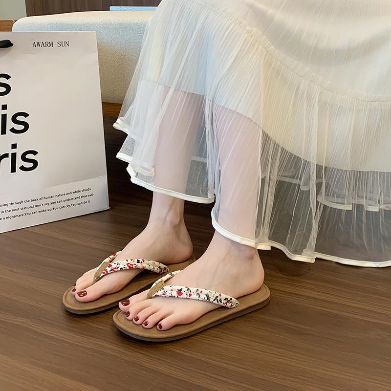 Шлепанцы женские модные для улицы на плоской подошве летние нескользящие универсальные тапочки для ног приморская пляжная обувь женские сланцы