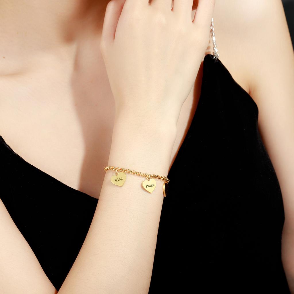 Золотой браслет с подвеской в ​​виде сердца с гравировкой, подвеска в виде персонализированных сердечек с индивидуальными рождественскими украшениями, подарки для ее мамы