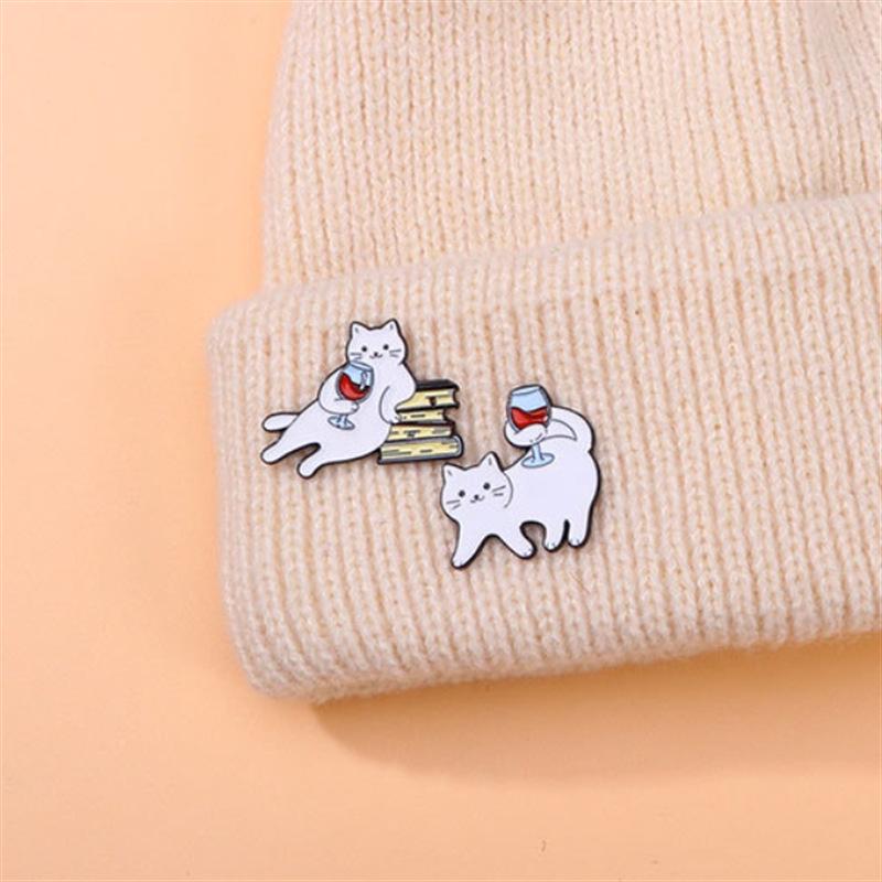 Очаровательная брошь в виде котенка, бутылки и бокала красного вина - эмалевый значок