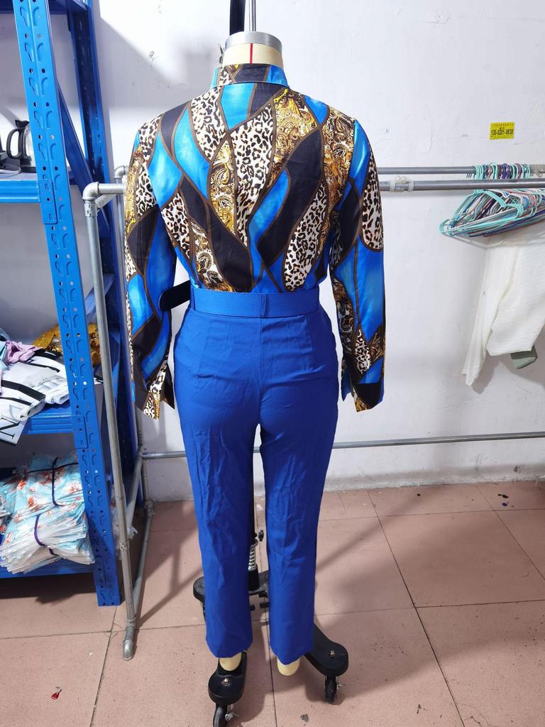 Принтованный топ с длинным рукавом и однотонный брючный костюм с поясом