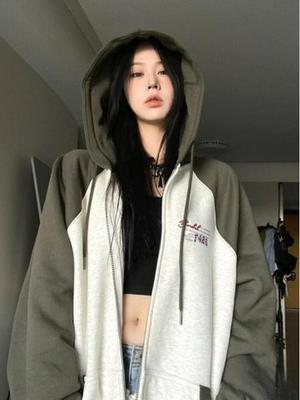 Женская бейсбольная куртка с флисовой подкладкой, цветными блоками, капюшоном и молнией