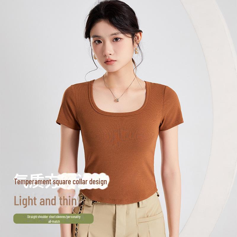 Женская футболка с коротким рукавом, подкладкой под грудь, неровным подолом, квадратным воротником и лифом-бюстгальтером — идеальный вариант для лета.