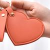 Зеркало для макияжа в форме сердца, водонепроницаемое, из искусственной кожи, зеркало для туалетного столика, брелок, портативное дорожное, ручное косметическое зеркало для женщин, подвеска для сумки