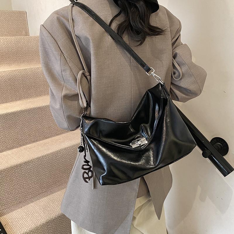 Ielgy High-End Retro Bag Women's Winter Shoulder Armpit Bag Casual All-Match Commuter Messenger Bag