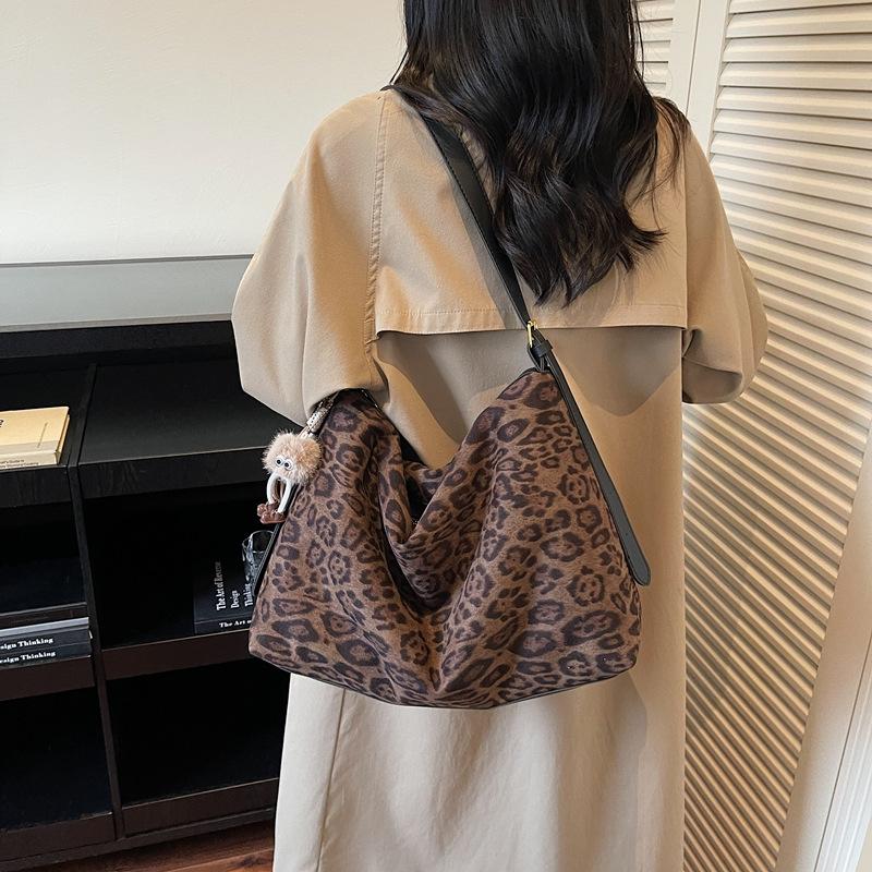 Замшевая сумка женская большой вместимости 2025 новая осенне-зимняя матовая ретро сумка-мессенджер повседневная сумка-тоут для поездок на работу