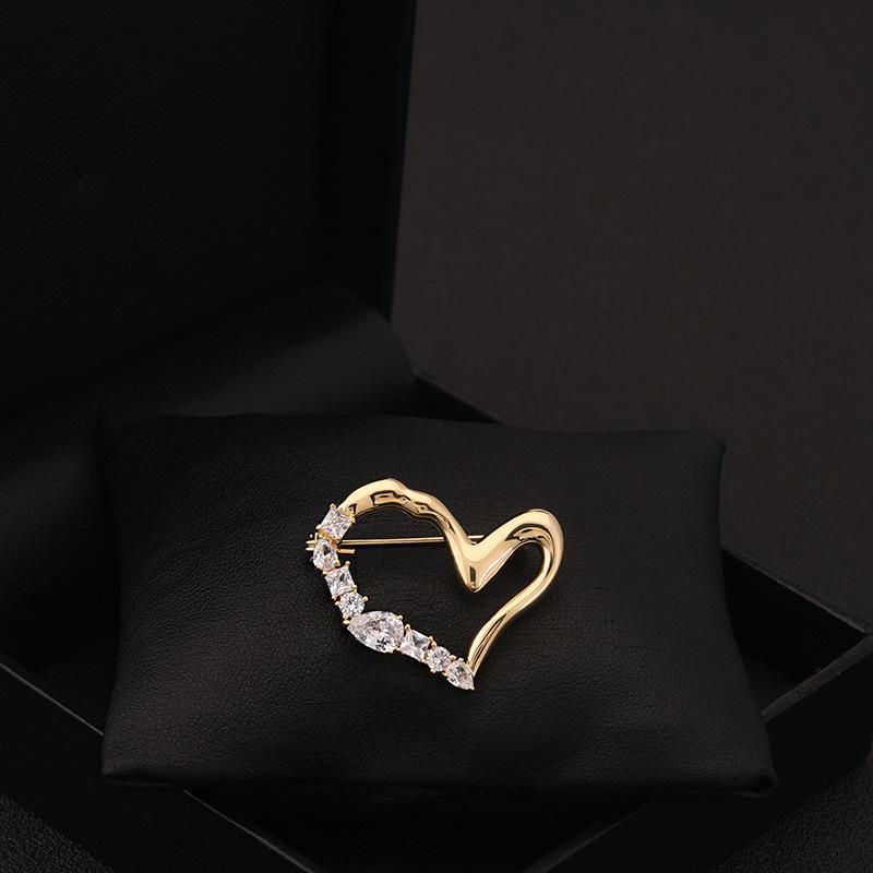 Summer Anti-Exposure Brooch: Fashionable and Luxurious Collar Pin for Women.