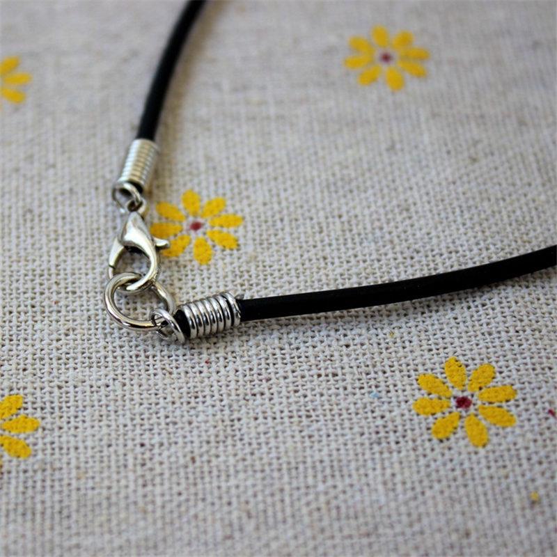 Женская бижутерия: подвеска в виде зелёной бусины на шнурке