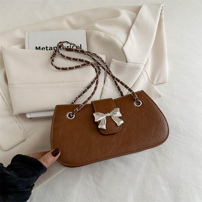 Модная корейская версия однотонная сумка подмышку, сумка-бант в иностранном стиле, женская новая красивая сумка-мессенджер на цепочке 2024