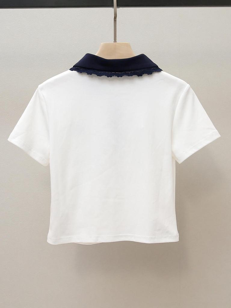 Элегантная французская футболка-поло с коротким рукавом и облегающего силуэта, с воротником Питер Пэн и колор-блоком в нежных тонах - Женская осенняя коллекция