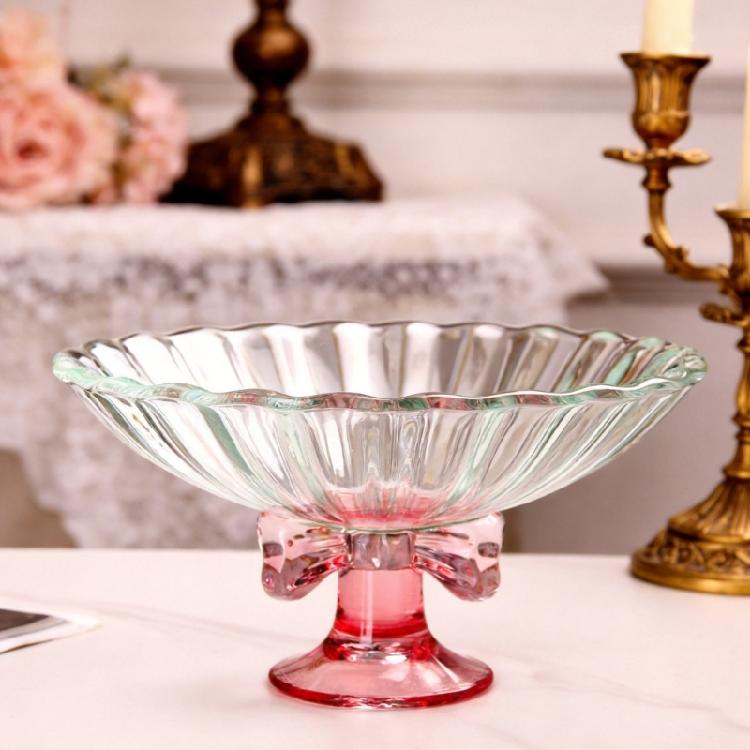 Изысканная стеклянная чаша-органайзер на высокой ножке с деталью в виде бабочки для украшения гостиной