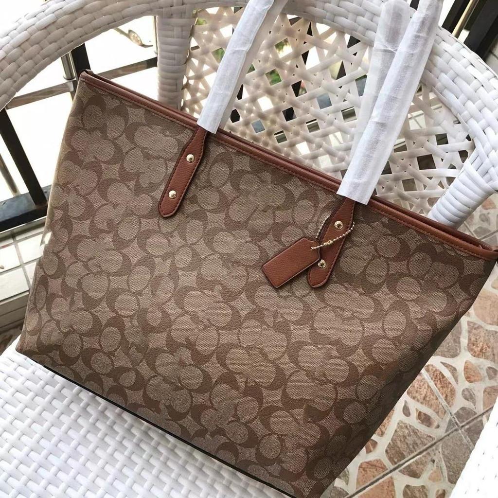 Классическая минималистичная сумка-тоут на плечо в форме пельменя с металлической молнией