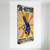Винтажная металлическая жестяная табличка JU-KITTSU Боевые искусства Акробатическая фигура Радиальный узор-взрыв Ретро Пропагандистский стиль Декор для мужской пещеры Ho