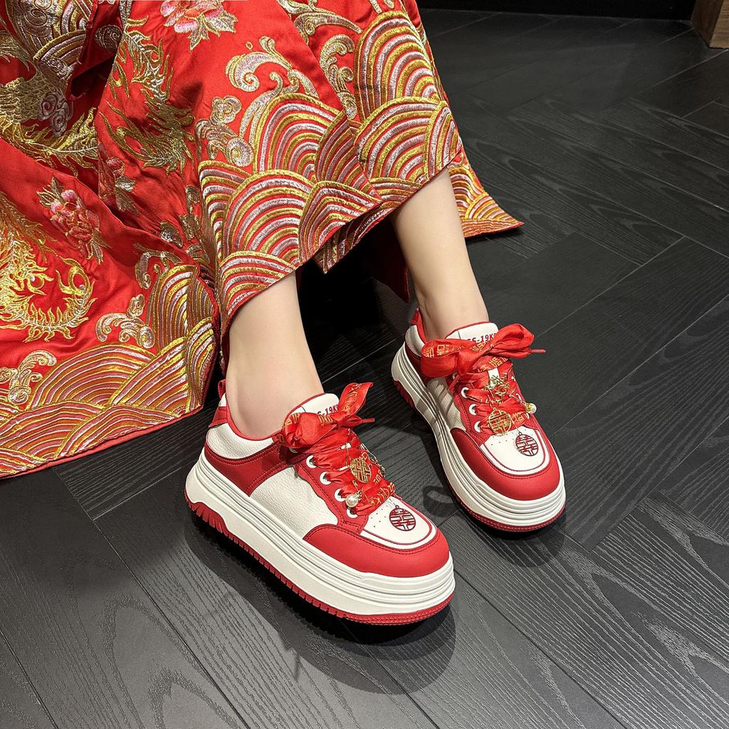 Подарок красные свадебные туфли 2025 новая невеста платформа внутренняя высота увеличение кожа повседневные подружки невесты праздничные спортивные туфли на высоком каблуке